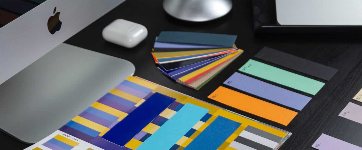 arbkarten auf einem Schreibtisch für die Auswahl der perfekten Farben für ein neues Projekt von 1st-Picture